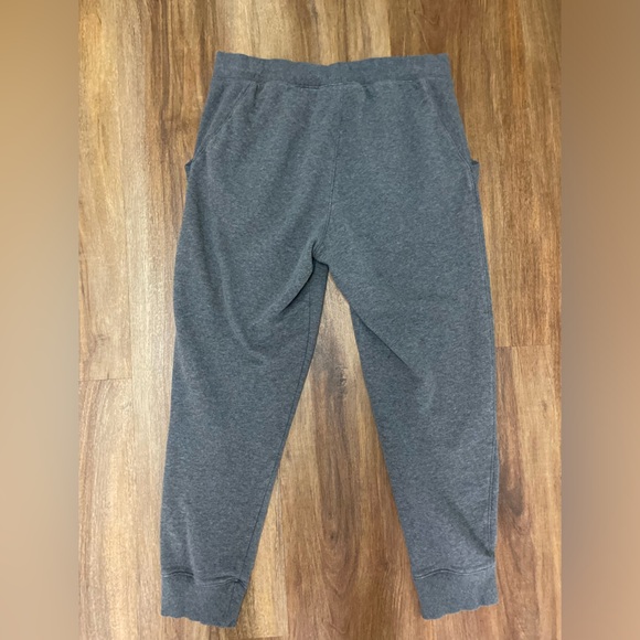 Under Armor Men’s loose fit joggers Size Medium, 2 side pockets, Gray - Picture 2 of 8